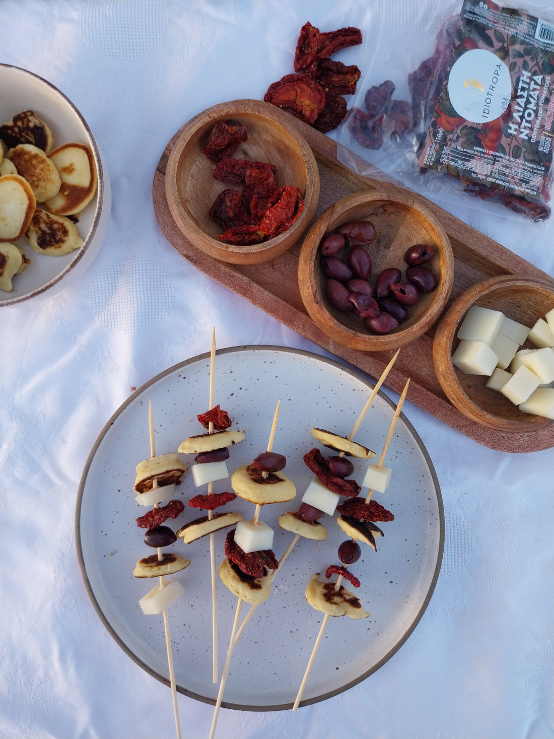 Σουβλάκι με mini pancakes και αποξηραμένη ντομάτα